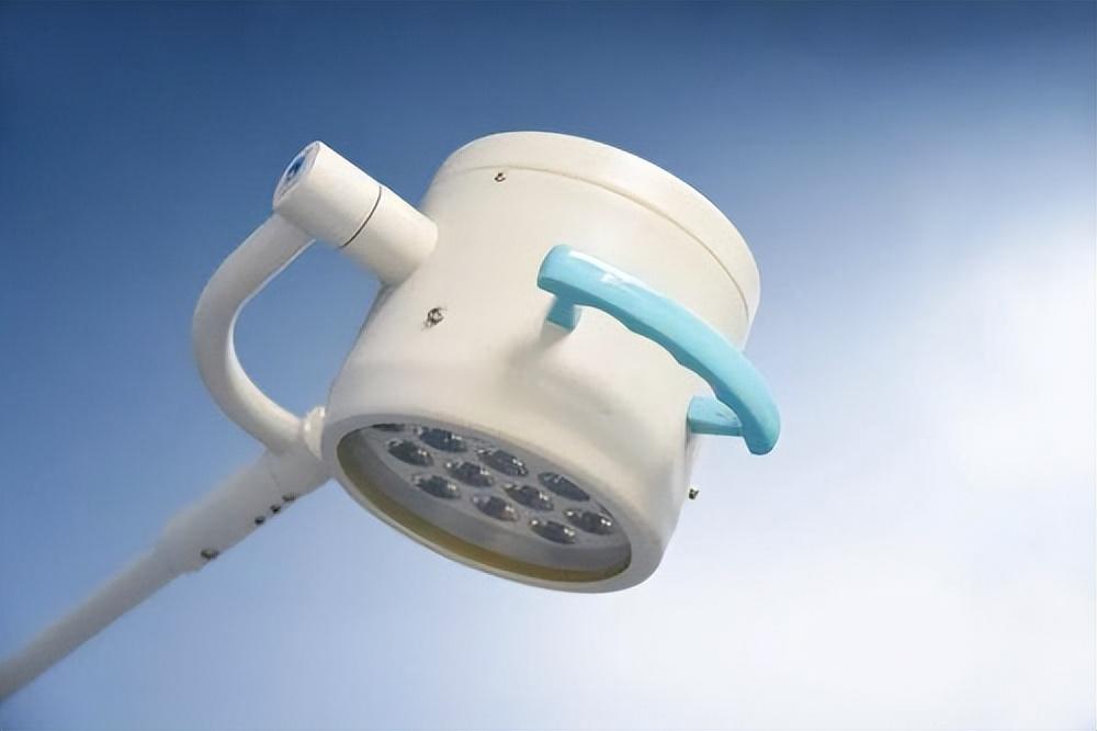 手术室里的灯,为啥看着特别科幻?-手术室灯光如何调