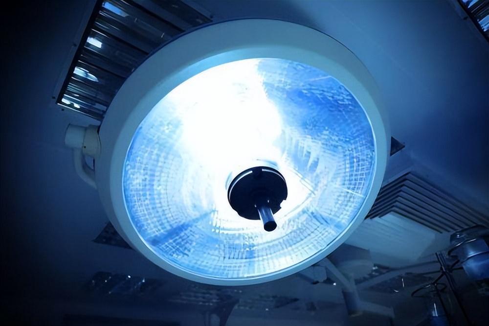 手术室里的灯,为啥看着特别科幻?-手术室灯光如何调