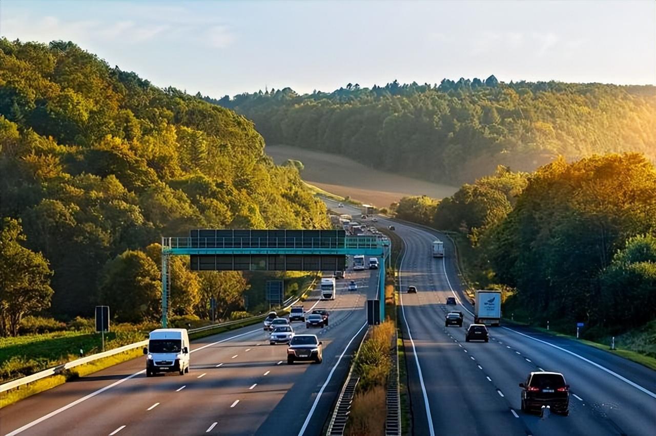 “五一放假已公布”连休5天,2个好消息,1个坏消息,早做准备-五一连休5天为什么不发工资