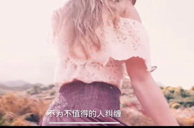 女子婚礼上脱下婚鞋和闺蜜骑电车离开;只因男方家人歧视残疾养父(婚礼掉鞋)