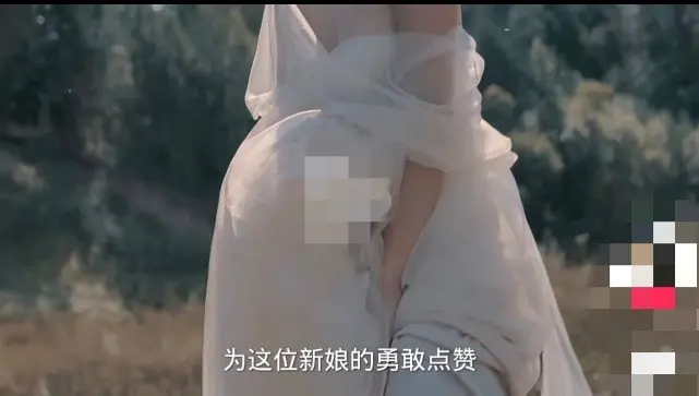 女子婚礼上脱下婚鞋和闺蜜骑电车离开;只因男方家人歧视残疾养父(婚礼掉鞋)