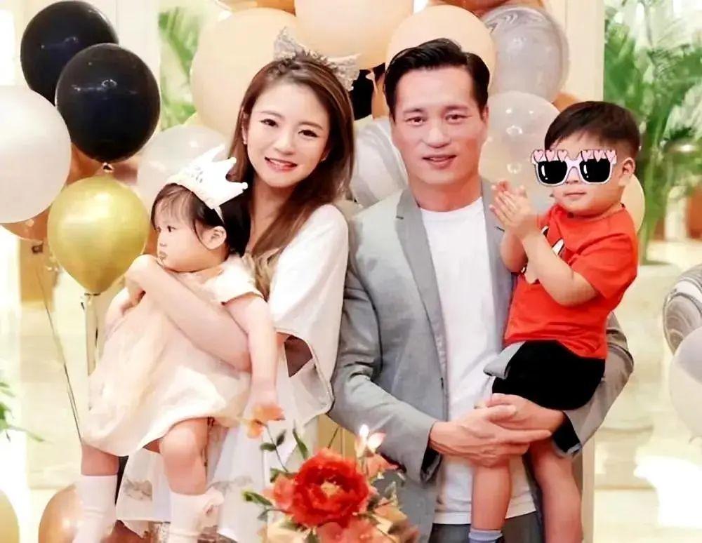 老公被捕后,43岁安以轩复出满脸不自信,当初嫁给汪小菲会怎样?(安以轩老公哪一年的)