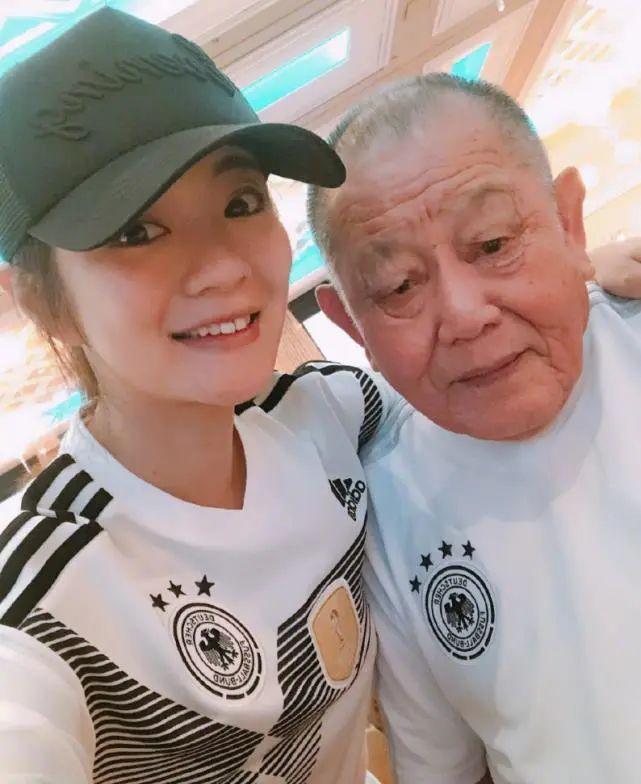 老公被捕后,43岁安以轩复出满脸不自信,当初嫁给汪小菲会怎样?(安以轩老公哪一年的)