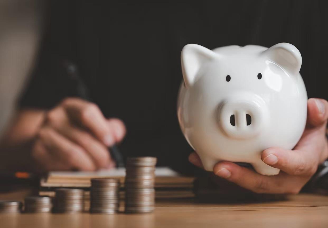 90后开始报复性存钱,专家很着急(长大后报复性消费)