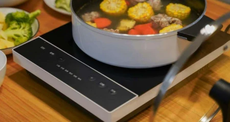 美的电磁炉通电不加热是什么原因-美的电磁炉通电后滴一声但不能开机