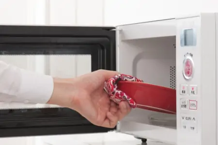 微波炉辐射大,有害健康?辟谣:微波炉虽好,但这4物不适宜加热-微波炉辐射有害吗