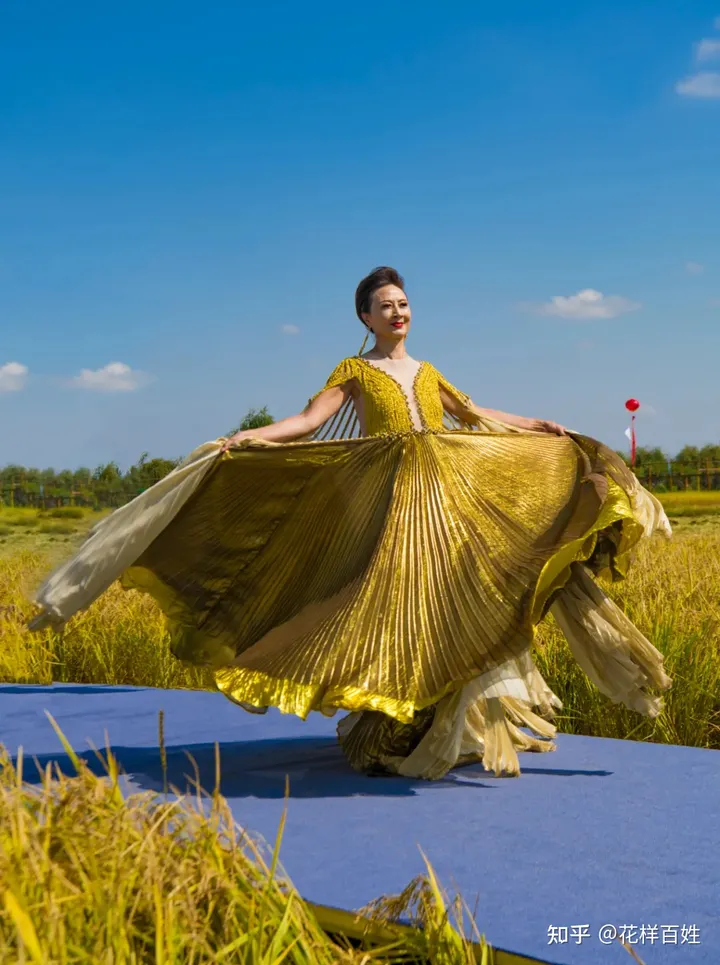 花样百姓访谈录:经历癌症抑郁,65岁惊艳T台:这才是退休后最好的生活状态(上海花百样网络科技有限公司)