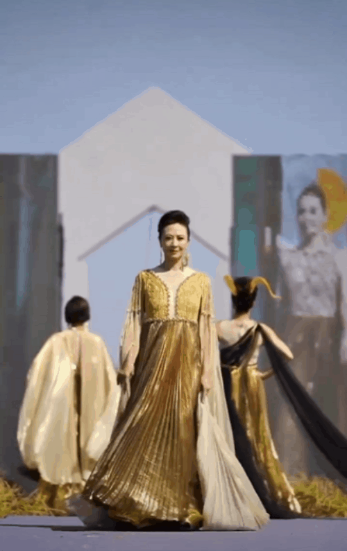 花样百姓访谈录:经历癌症抑郁,65岁惊艳T台:这才是退休后最好的生活状态(上海花百样网络科技有限公司)