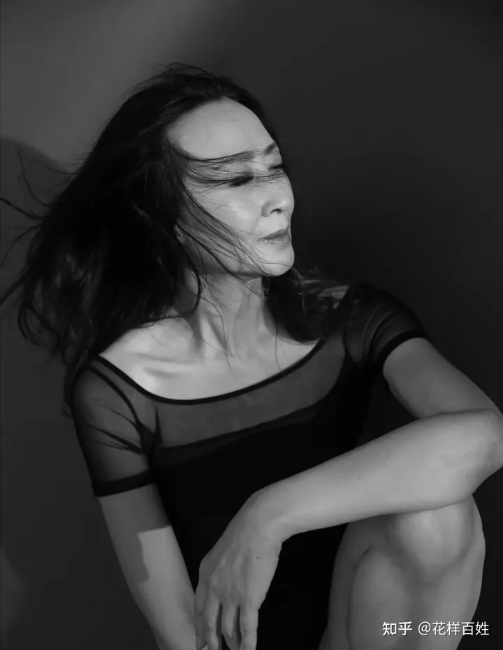 花样百姓访谈录:经历癌症抑郁,65岁惊艳T台:这才是退休后最好的生活状态(上海花百样网络科技有限公司)