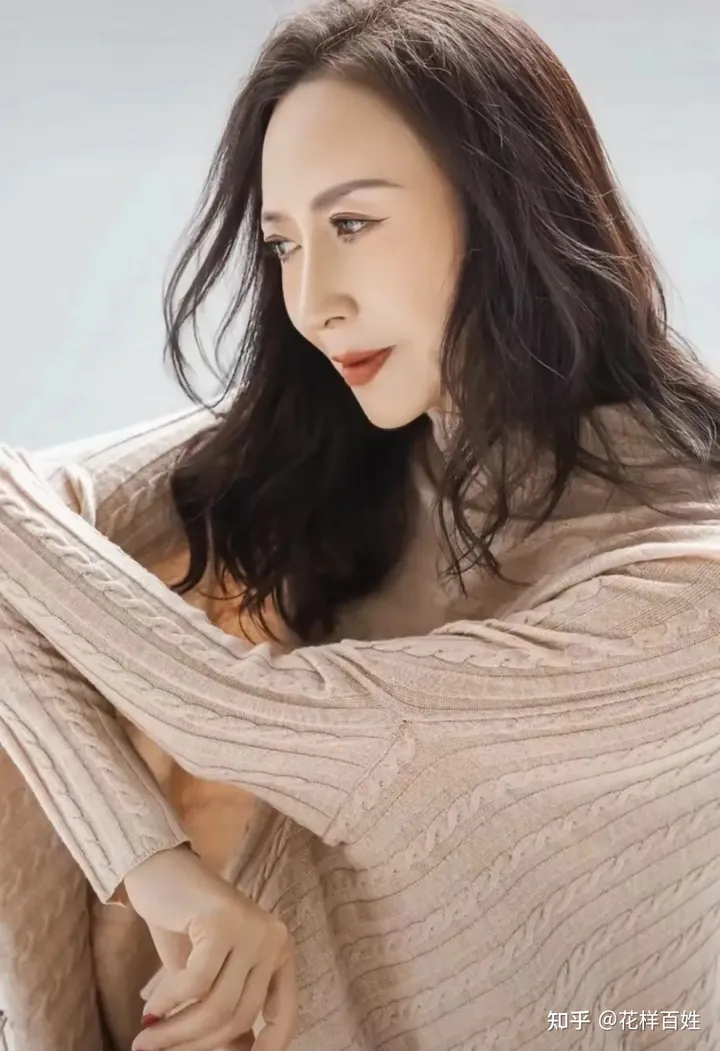 花样百姓访谈录:经历癌症抑郁,65岁惊艳T台:这才是退休后最好的生活状态(上海花百样网络科技有限公司)