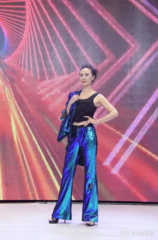 花样百姓访谈录:经历癌症抑郁,65岁惊艳T台:这才是退休后最好的生活状态(上海花百样网络科技有限公司)