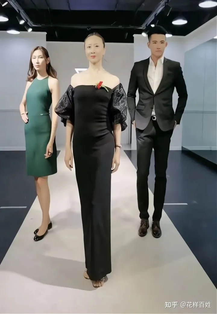 花样百姓访谈录:经历癌症抑郁,65岁惊艳T台:这才是退休后最好的生活状态(上海花百样网络科技有限公司)