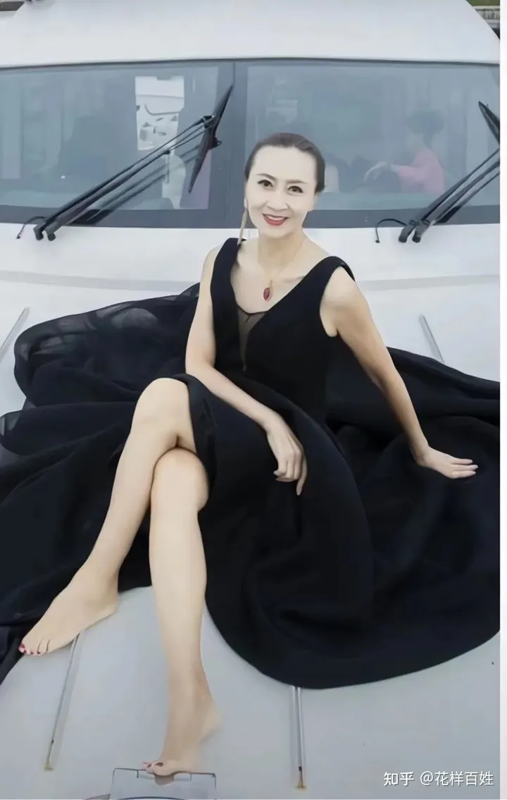 花样百姓访谈录:经历癌症抑郁,65岁惊艳T台:这才是退休后最好的生活状态(上海花百样网络科技有限公司)