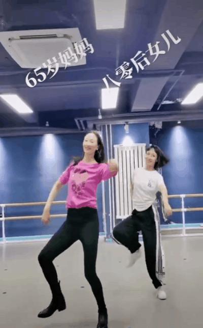 花样百姓访谈录:经历癌症抑郁,65岁惊艳T台:这才是退休后最好的生活状态(上海花百样网络科技有限公司)