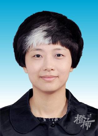 女副区长 “一撮白发”上热搜,压力大会导致白发提早或增多?(女区长被家暴致死最终判决)