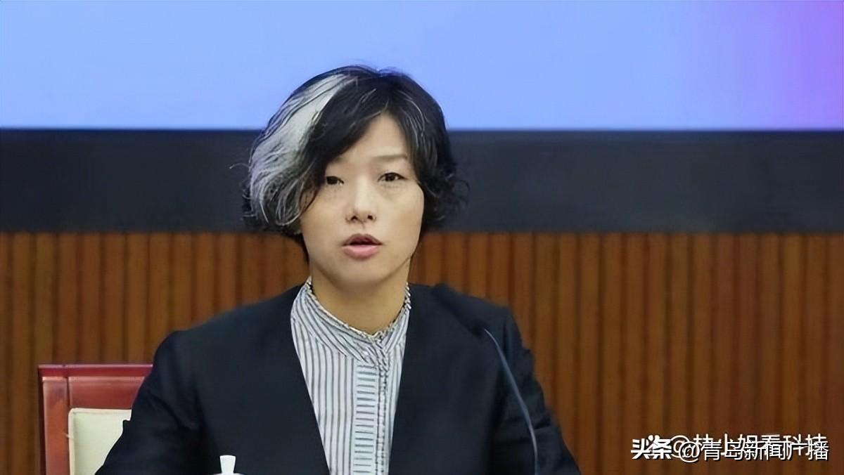 深圳70后女副区长白发照走红,官方回应:系天生,非染发!(深圳副区长被抓)