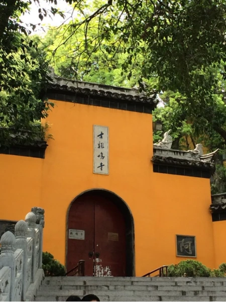 鸡鸣寺游客爆满设反悔门,网友:我佛果然慈悲,还给反悔的机会(鸡鸣寺官方回应)