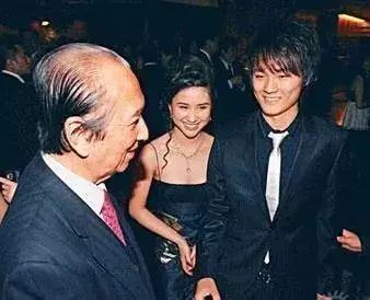 窦骁与赌王“最美千金”甜蜜公开恋情 介绍人是奚梦瑶?-赌王孙女婿窦