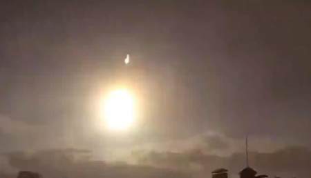 乌克兰首都上空现巨大光球,是什么原因引起的?(乌克兰光幕红绿灯是真的吗)