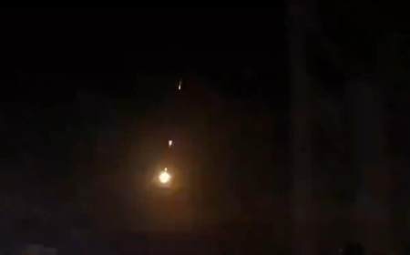 乌克兰首都上空现巨大光球,是什么原因引起的?(乌克兰光幕红绿灯是真的吗)