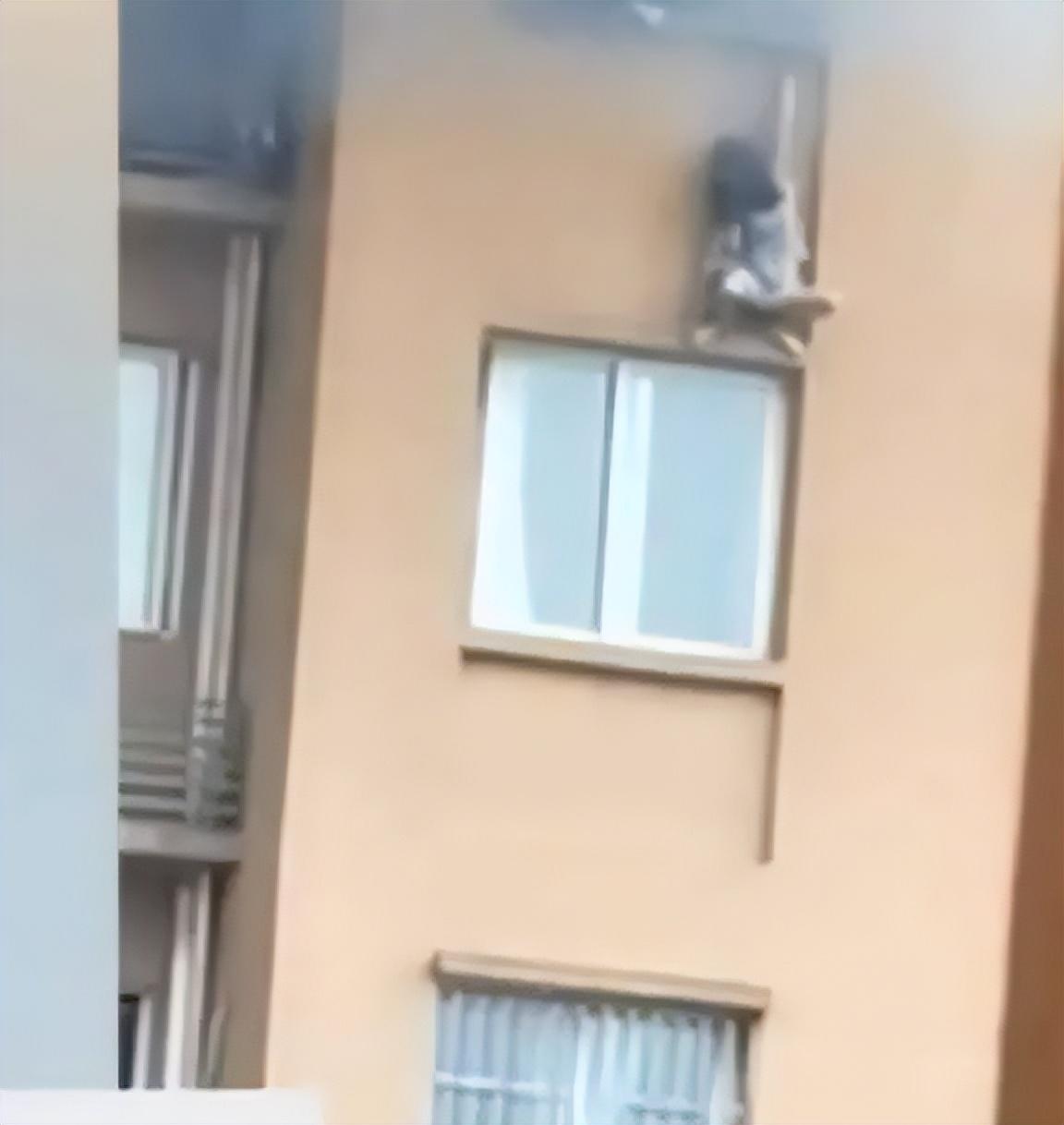 火海中,妈妈将两个孩子扔下楼,自己却不幸身亡(母亲火海救出五个儿女的小说)