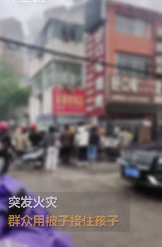 江苏淮安一居民楼发生火灾,妈妈将两孩子从3楼扔下求生,相关部门:孩子没事,妈妈摔到头已去世(淮安一小区发生火灾)