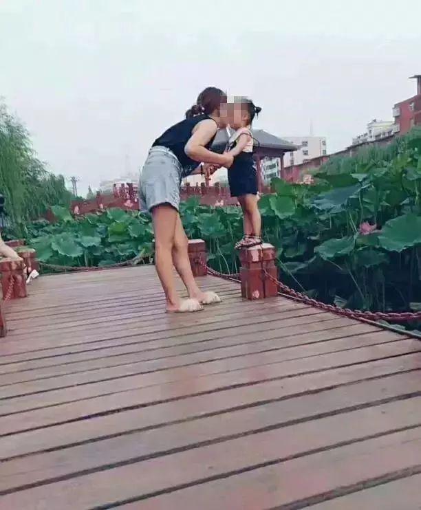 5楼扔下两个孩子得救!自己却不幸身亡......感动全国网友的27岁母亲是咱河北人(十五楼扔下两个孩子视频)