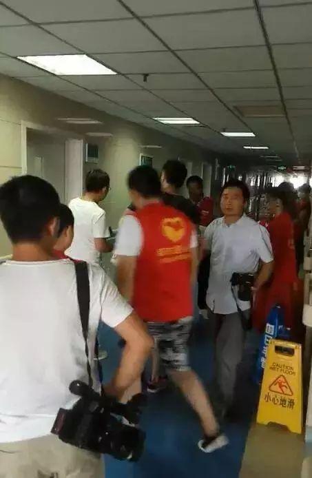 5楼扔下两个孩子得救!自己却不幸身亡......感动全国网友的27岁母亲是咱河北人(十五楼扔下两个孩子视频)