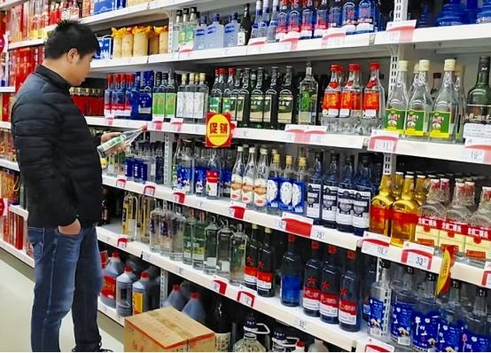 白酒瓶身有3个“记号”,甭管价格多便宜,都是100%纯酿,放心喝-白酒瓶高度多少尺寸