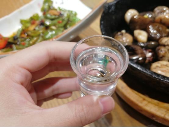 白酒瓶身有3个“记号”,甭管价格多便宜,都是100%纯酿,放心喝-白酒瓶高度多少尺寸