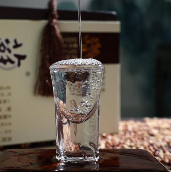 白酒瓶身有3个“记号”,甭管价格多便宜,都是100%纯酿,放心喝-白酒瓶高度多少尺寸