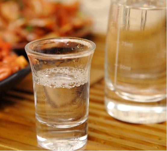 白酒瓶身有3个“记号”,甭管价格多便宜,都是100%纯酿,放心喝-白酒瓶高度多少尺寸