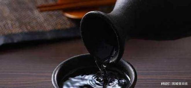 买白酒,只要酒瓶印有“这个标号”,不管价格多便宜,都是纯粮酒-白酒瓶上必须有的标识