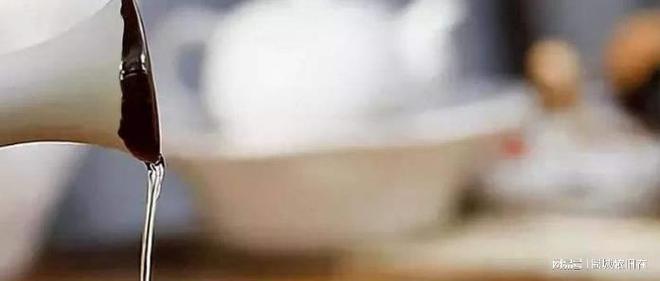 买白酒,只要酒瓶印有“这个标号”,不管价格多便宜,都是纯粮酒-白酒瓶上必须有的标识