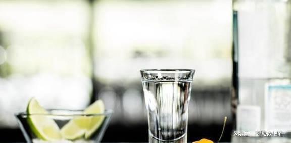 买白酒,只要酒瓶印有“这个标号”,不管价格多便宜,都是纯粮酒-白酒瓶上必须有的标识