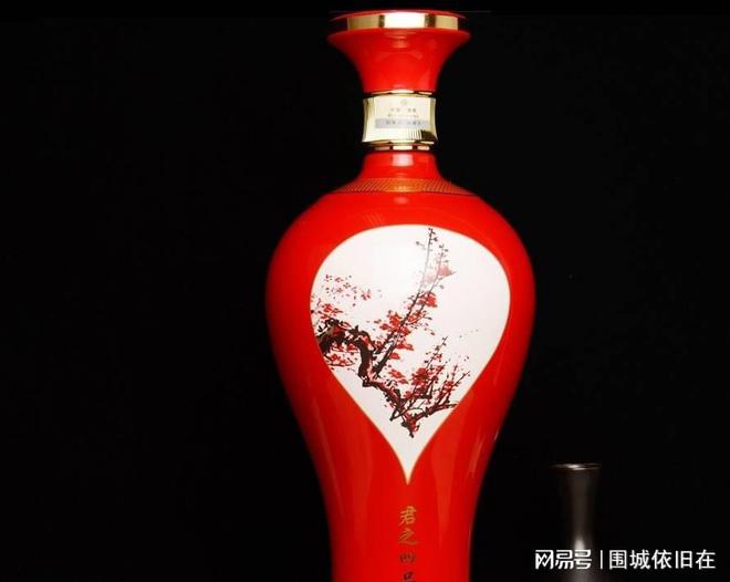 买白酒,只要酒瓶印有“这个标号”,不管价格多便宜,都是纯粮酒-白酒瓶上必须有的标识