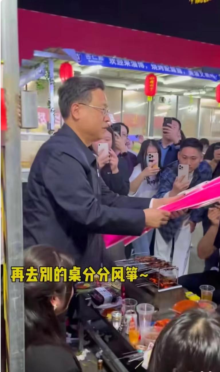 潍坊文旅局长带队到淄博“疯狂揽客”!烧烤摊前送风筝西红柿(潍坊文旅局历任局长)