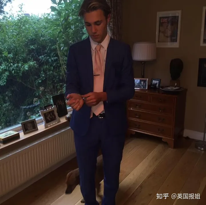 英国22岁富二代离奇死亡!直升机螺旋桨削掉头部,调查员:怪他想自拍(英国富二代的纪录片是什么)