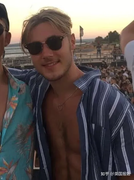 英国22岁富二代离奇死亡!直升机螺旋桨削掉头部,调查员:怪他想自拍(英国富二代的纪录片是什么)