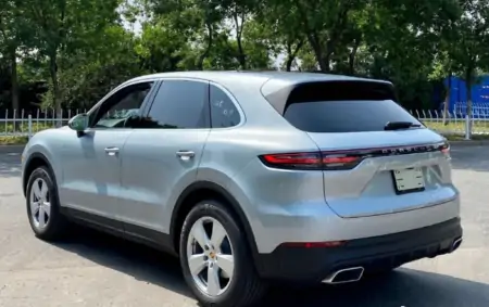 新款保时捷卡宴来袭!2.0T混动+四驱,加速4.8秒,新造型比X6帅气(保时捷卡宴2022年能出新款吗)