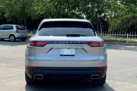 新款保时捷卡宴来袭!2.0T混动+四驱,加速4.8秒,新造型比X6帅气(保时捷卡宴2022年能出新款吗)