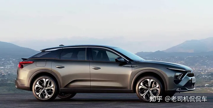 法系车终于低头!1.6T顶配12.17万,标致拿自己当“国产车”卖?(法系车1.8t发动机通病有哪些)