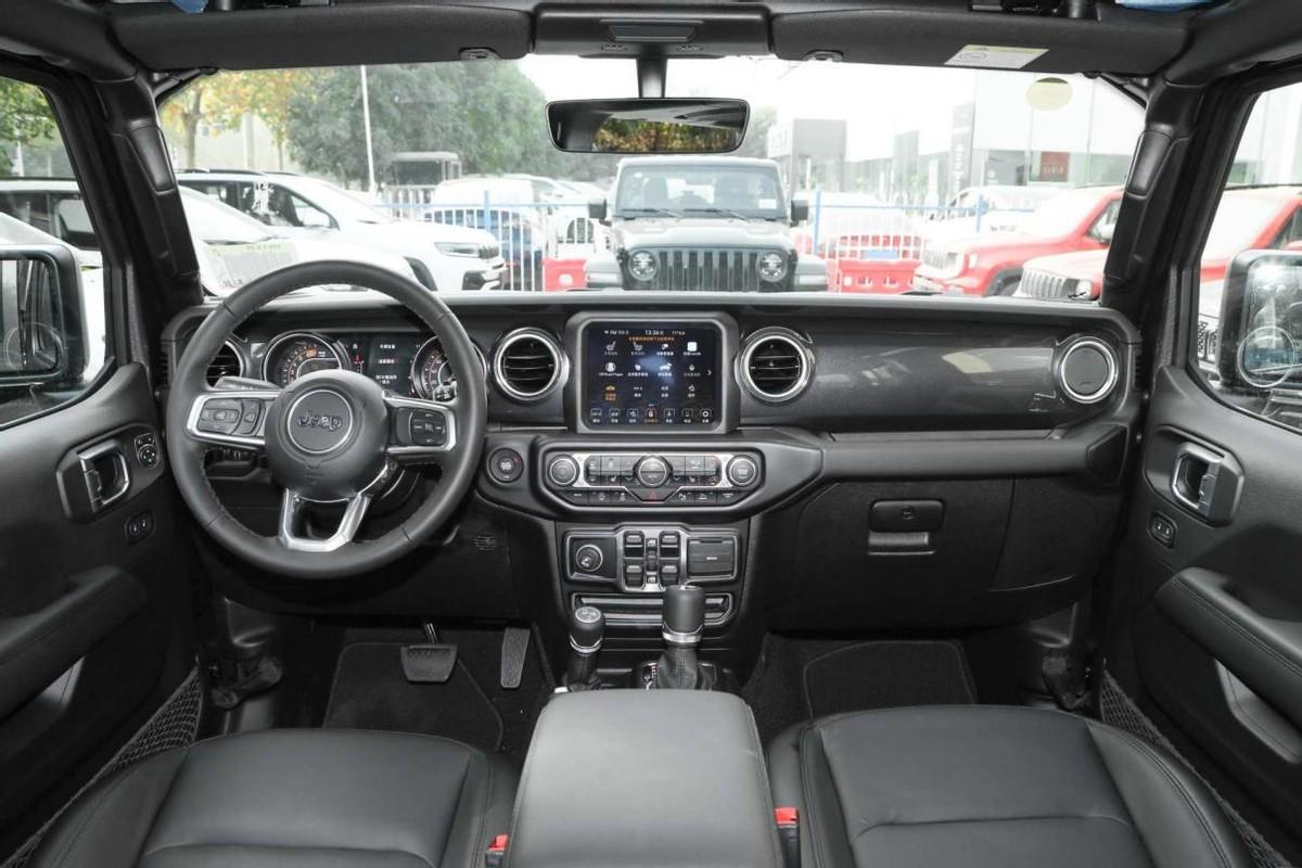 2.0T爆发266马力,标配8AT,JEEP牧马人到底值不值得选?(jeep 牧马人 2021)