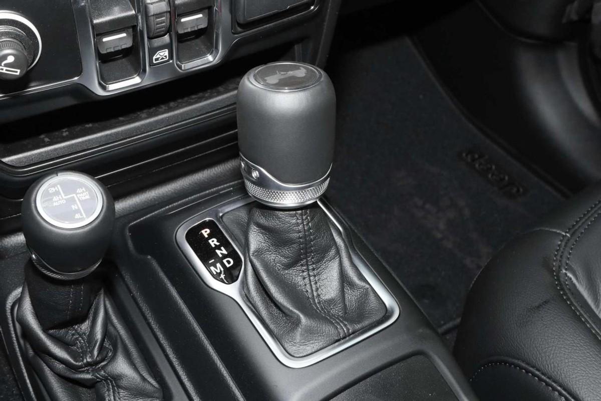 2.0T爆发266马力,标配8AT,JEEP牧马人到底值不值得选?(jeep 牧马人 2021)