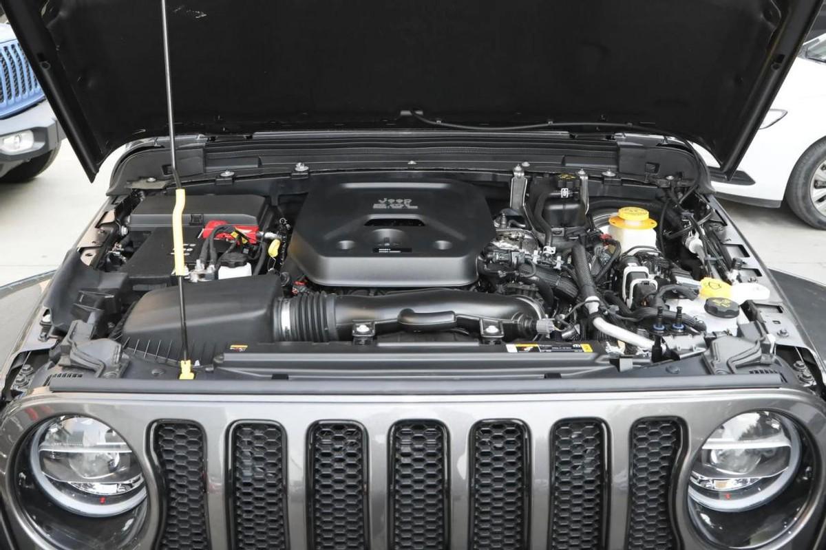 2.0T爆发266马力,标配8AT,JEEP牧马人到底值不值得选?(jeep 牧马人 2021)