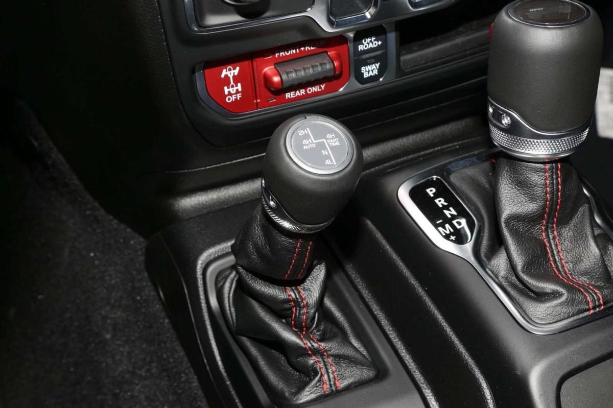 不到45万起,纯进口硬派越野SUV,配2.0T+8AT,牧马人值得选吗?(越野车jeep牧马人高配多少钱一辆)