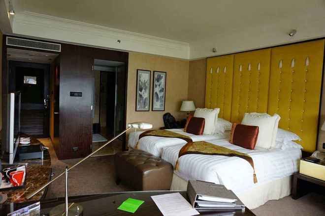 在入住酒店时,若是在床上看见这种东西,最好和酒店前台协商退房-酒店床上放的一条装饰是做什么的