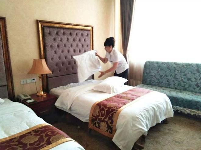 在入住酒店时,若是在床上看见这种东西,最好和酒店前台协商退房-酒店床上放的一条装饰是做什么的