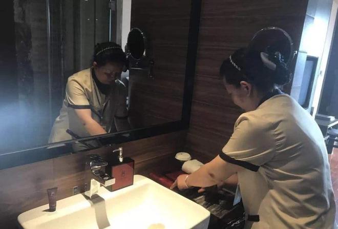 在入住酒店时,若是在床上看见这种东西,最好和酒店前台协商退房-酒店床上放的一条装饰是做什么的