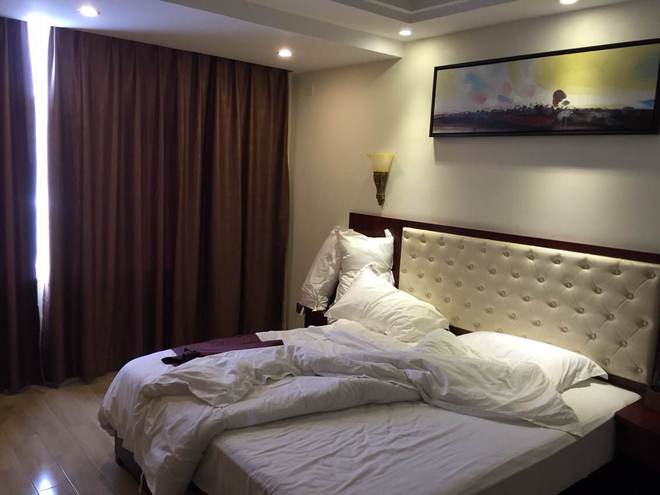 在入住酒店时,若是在床上看见这种东西,最好和酒店前台协商退房-酒店床上放的一条装饰是做什么的